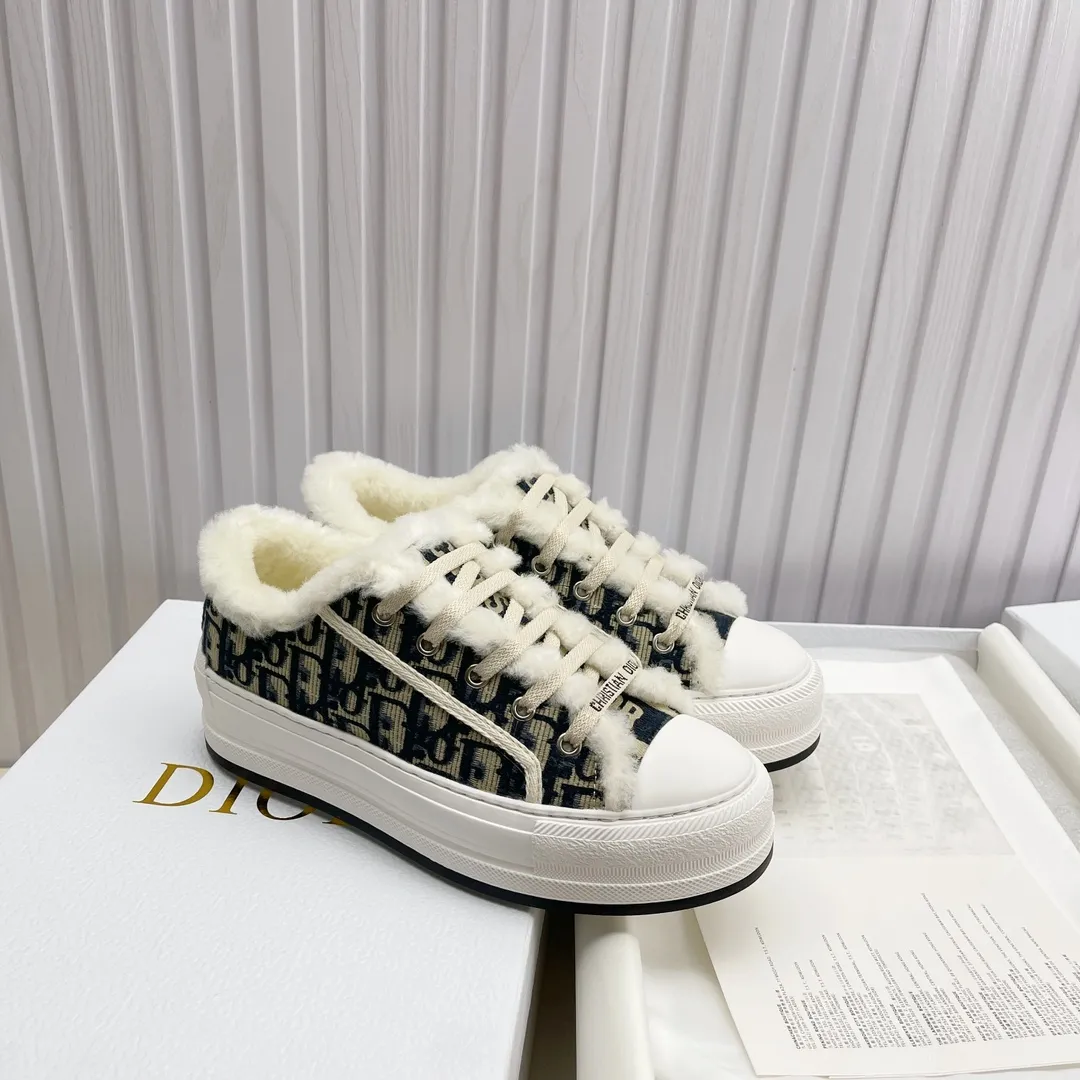👟👟Ex-factory price 560👟👟 Ready-made high-quality Dior thick-soled sneakers with fully embroidered iconic patterns👟👟 ♦️Top quality in the market🎗Breaking hot item in foreign counters🎗Non-common imitation version in the market🎗🔳The fabric is made of Italian🇮🇹imported fabrics❗️Embroidered upper, original mold injection Logo frosted five-pointed star outsole🔳Inner wool injection molding mold Logo foam feet Code number: 35 to 41. 40 41 custom-made wool